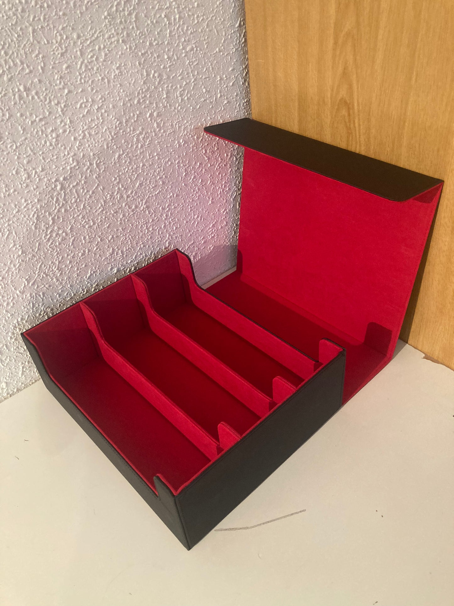 🎴 Caja de Almacenamiento TCG de 3 Filas – Protección Premium y Diseño Profesional 🎴