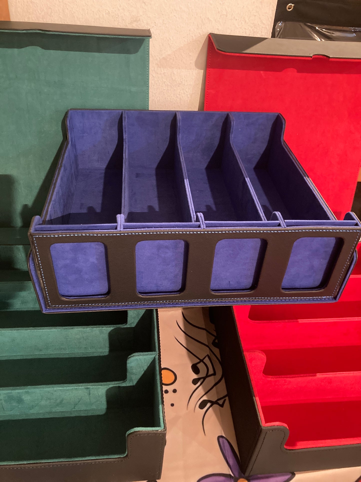 🎴 Caja de Almacenamiento TCG de 3 Filas – Protección Premium y Diseño Profesional 🎴