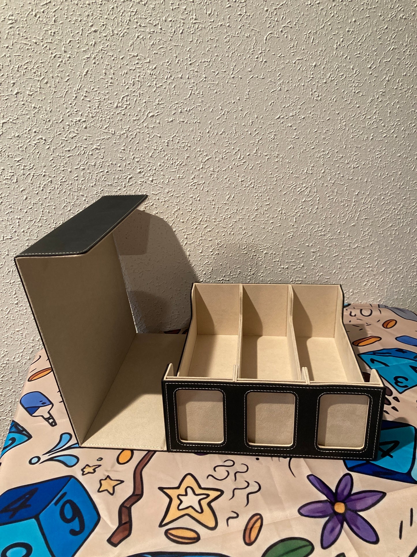 🎴 Caja de Almacenamiento TCG de 3 Filas – Protección Premium y Diseño Profesional 🎴