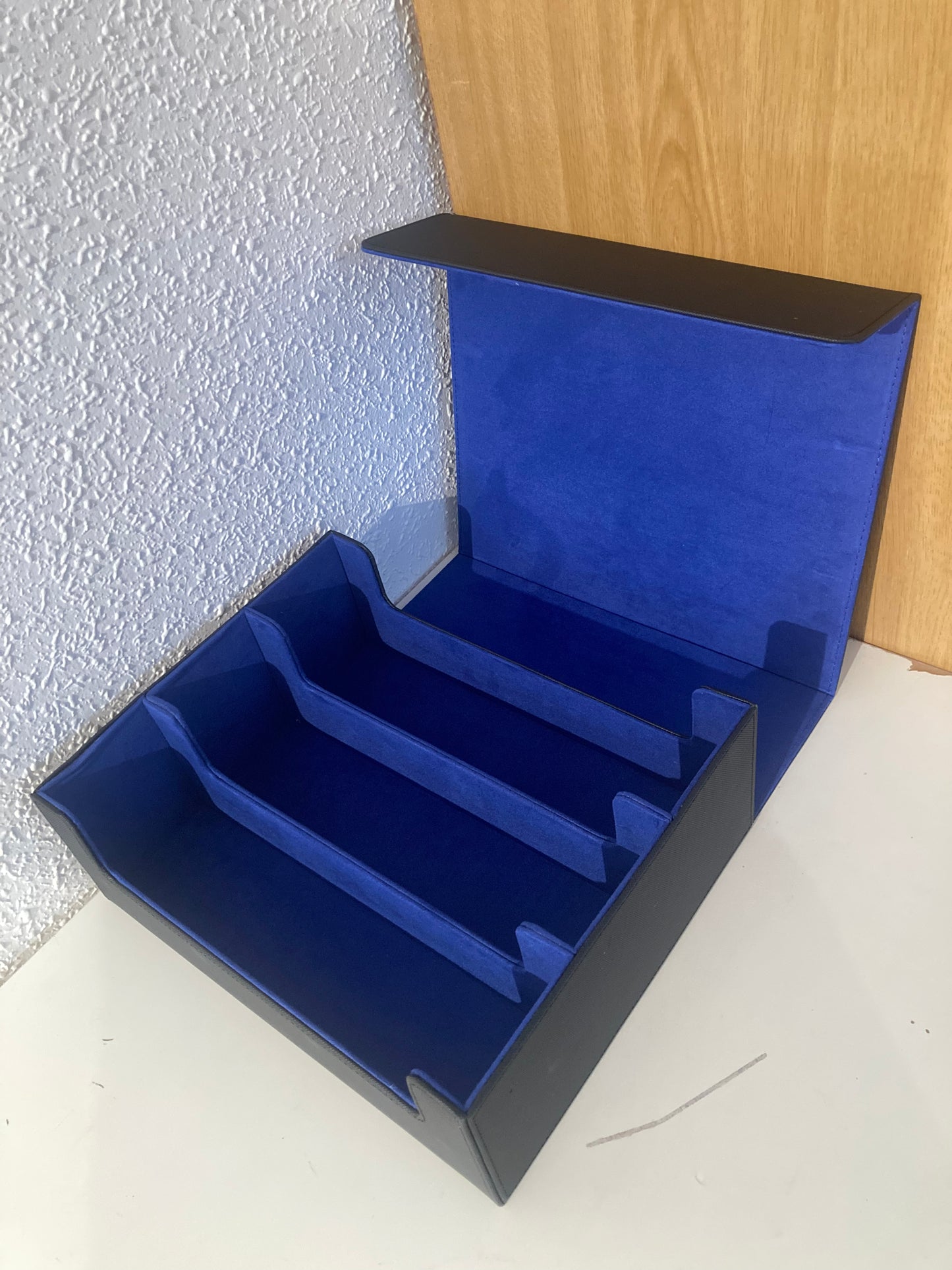 🎴 Caja de Almacenamiento TCG de 3 Filas – Protección Premium y Diseño Profesional 🎴